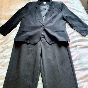 Womens beautiful black suit. Jacket 12/Pants 10. Gently worn, great condition!